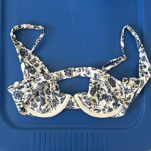 Abercrombie & Fitch Underwire Bikini Top Floral Navy​​​​​​​​​​ - Picture 3 of 3
